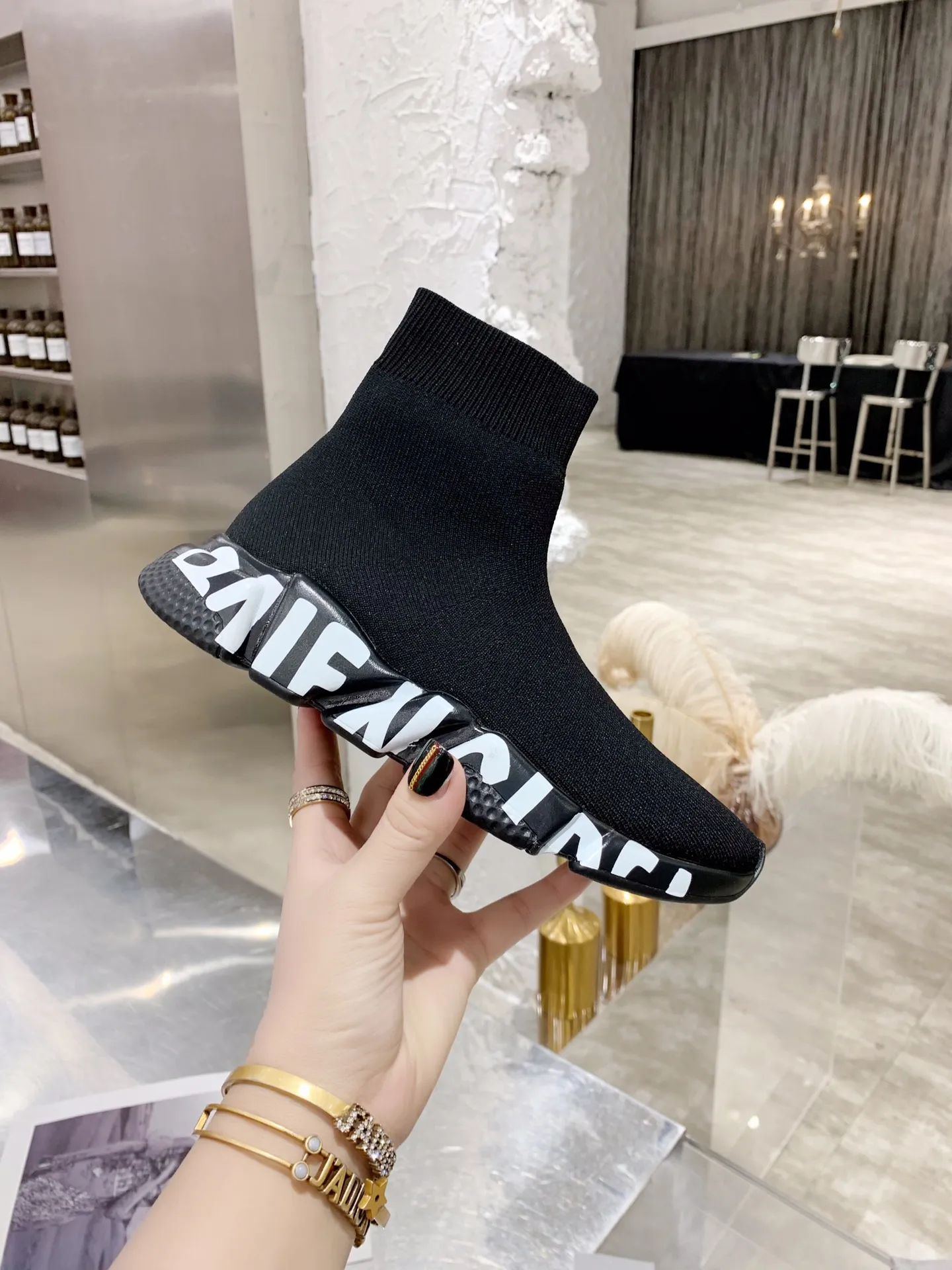 👟👟Ex-factory price 420👟👟 [Ready stock top version vacuum outsole] Balenciaga 👣Size: 35 36 37 38 39 40 41 42 43 44 45 [Socks in original packaging delivered] 🔥Balenciaga's "Speed" High-top sock-style sneakers are instantly recognizable and have ever-lasting popularity. This item is made in Italy from stretch knitted fabric. The rubber sole has excellent elasticity. Only half of the brand name printed on it is visible. Compared with the previous exaggerated and eye-catching style, it has a sense of "half-covering the face as if holding a pipa", and the brand's ingenuity in innovating the logo printing trend can also be seen.